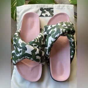 NWT Esquival | Beverly Hills Hotel Leather Slide Sandal (Sz 8)